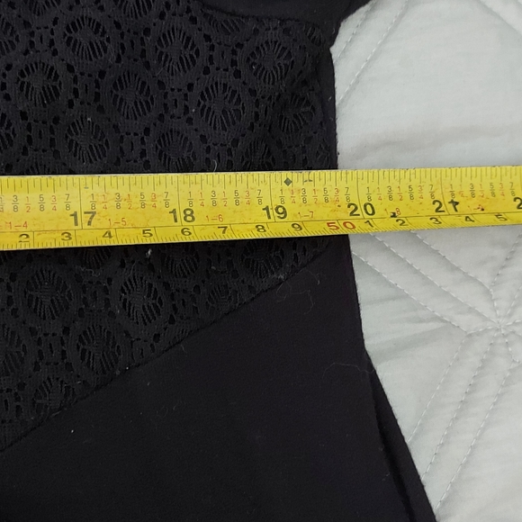 Ladies sweater with large pockets and a front zipper - Picture 3 of 4